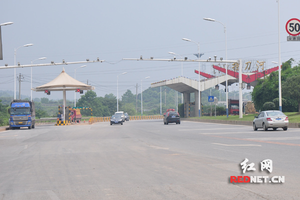 (长沙市绕城高速与中青路交汇处设立的收费站与捞刀河收费站紧邻。)