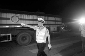 7月28日晚,长沙万家丽路福元路口,交警正在对车辆进行检查。图/记者华剑
