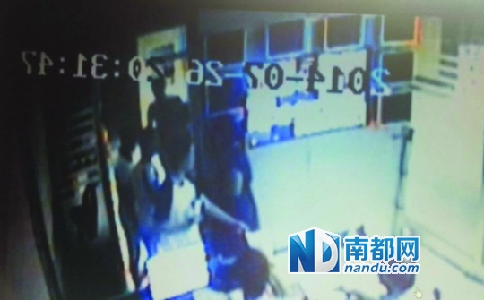 要求遭到民警拒绝后,家属围堵。