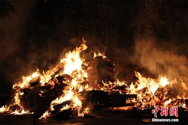 火灾现场。唐靖濠 摄