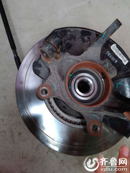 刹车盘上有着一处明显的划痕