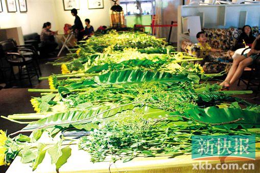 ■巴西叶、海棠叶……一大堆花材静静地等待着。