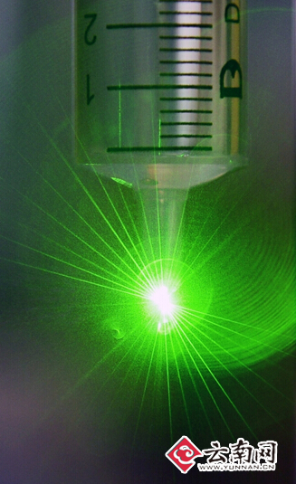 激光笔的激光打在水珠上