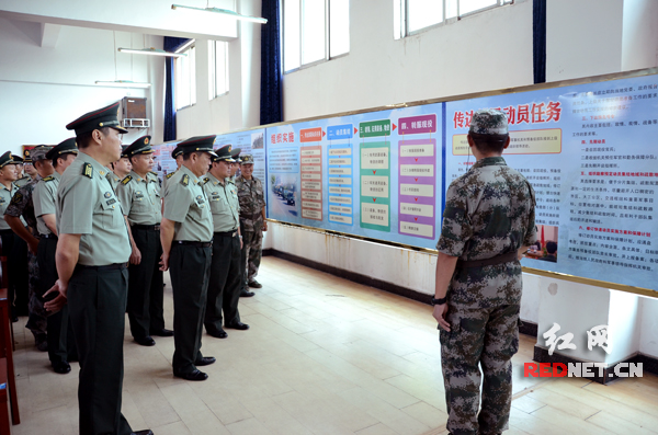 (工作人员结合展板挂图现场讲解。)