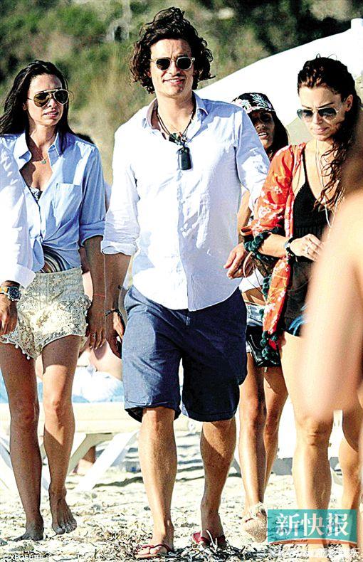 ■奥兰多近日与众好友在西班牙海滩度假,多名美女簇拥左右。