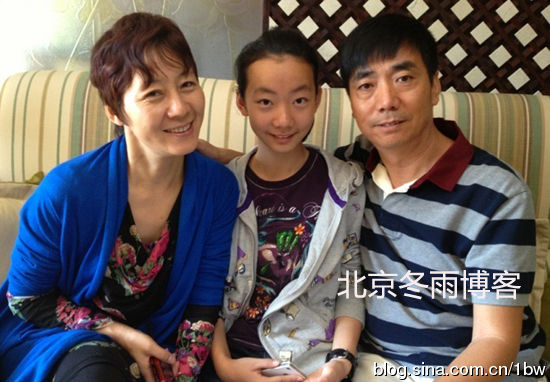 　　范明一家三口