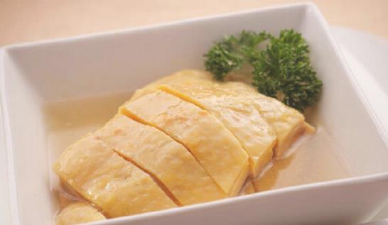 糟鸡：肉质鲜嫩，糟香扑鼻，细细嚼来，咸鲜中透出酒意，人微醺，别具风格。