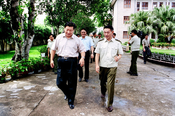 2002年6月，时任福建省委副书记、省长习近平到陆军第31集团军现场办公，帮助解决新建办公大楼困难。
