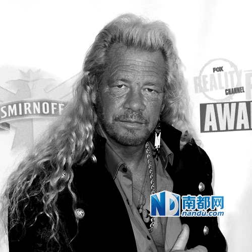 《赏金猎人》第一季男主角佩戴的“鱼钩项链”。