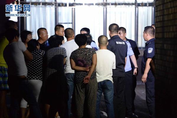 7月31日,在第一事发现场兰西县工商小区内,警方正在现场调查。新华社记者王凯摄