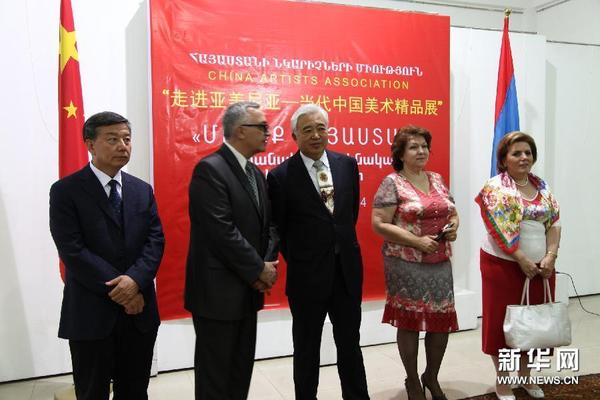 8月1日，在亚美尼亚首都埃里温，中国驻亚美尼亚大使田长春（中）等嘉宾出席美术展开幕式。