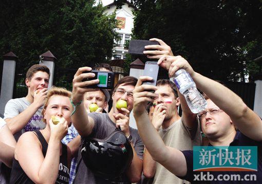 ■不仅是波兰人掀起“吃苹果”运动,连其邻国立陶宛的民众也响应这场活动,纷纷吃着苹果玩自拍。CFP图
