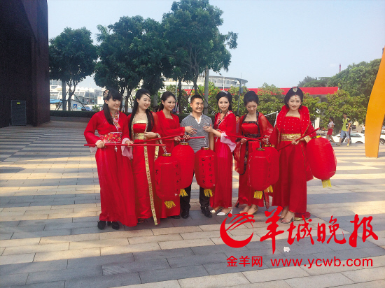 男青年与“织女”互动