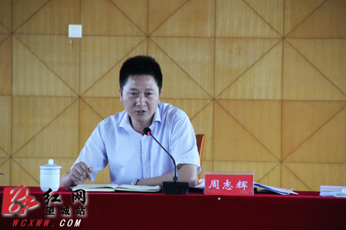 望城区委常委、组织部长、统战部长周志辉主持高塘岭街道领导班子专题民主生活会。解巾英  摄