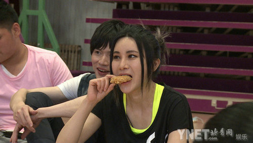 尚雯婕《我们一起来》领衔杯子歌巧化危机|强