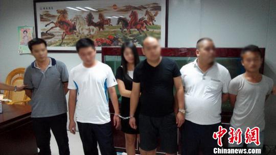 当地警方从流动大巴上抓获的涉嫌卖淫、吸毒嫌疑人　杨波　摄