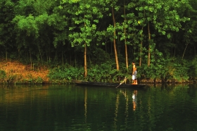 沅江支流夷望溪上，渔夫驾着小船悠然归家。