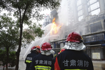 　　集中灭火记者王晓刚通讯员邓斌山摄