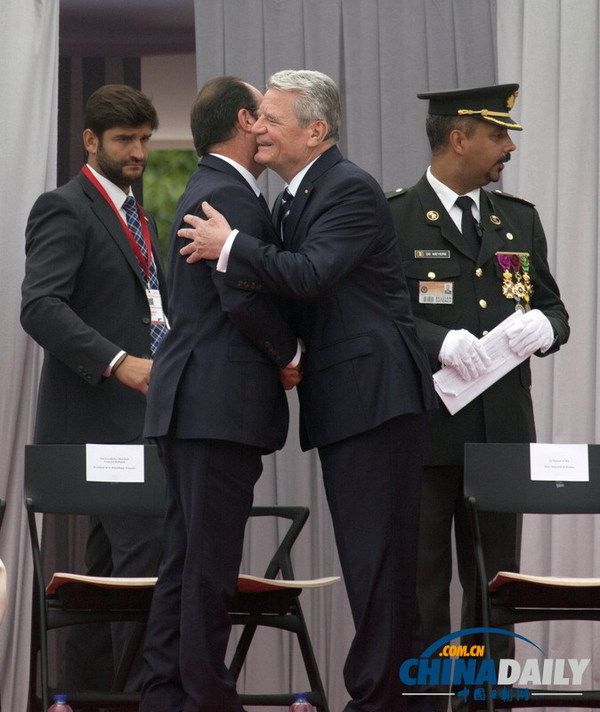 当地时间8月4日，比利时列日，法国总统奥朗德（左）和德国总统高克（右）。（图片来源：东方IC）