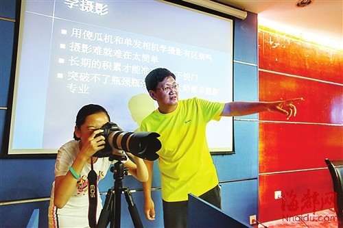 肖春道老师教小记者﹃玩﹄相机