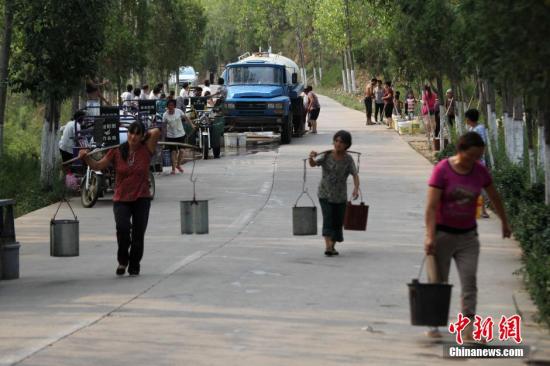 中国十余省区干旱持续 山东江苏河南紧急调水