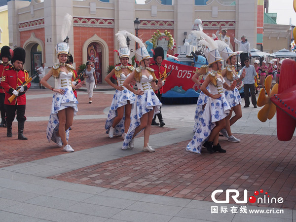 俄罗斯文化创意风情街上的花车巡游表演摄影：祁音