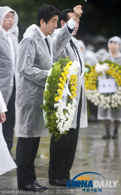 当地时间8月6日，日本广岛，日本首相安倍晋三出席仪式纪念广岛原子弹爆炸69周年。（图片来源：东方IC）