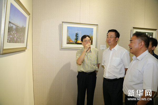 嘉宾参观画展