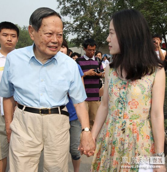 　　杨振宁坦言，自己年事已高，但仍可出席不同活动，与太太有密切关系。