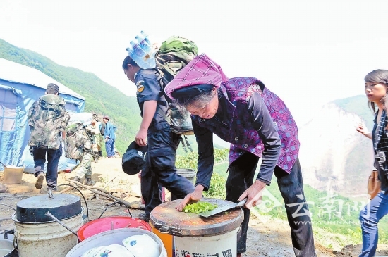 红石崖村村民在做午饭 特派记者 翟剑 摄