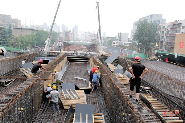 工人们正在忙主线箱梁施工