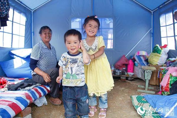 谢维佳和同住一个帐篷的小孩一起玩耍。（人民网 李发兴 摄）