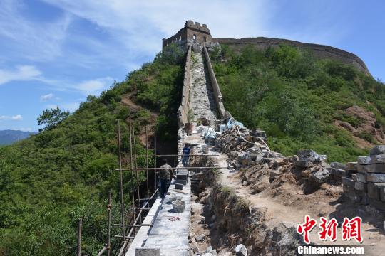 金山岭长城修缮工程现场。　张帆　摄