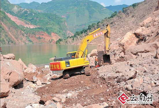 第一辆挖掘机开挖堰塞体 新华社