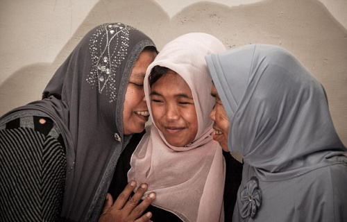 印尼女孩被海啸卷走10年后与家人团聚。