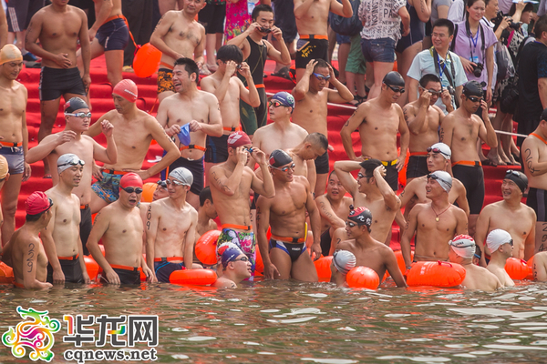 男子2000米个组中不乏“肌肉男”。记者 蒋霞曦 摄