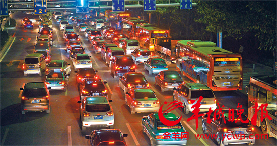 希望经过快速化改造,广州大道在下班高峰期常见的车龙会消失 宋金峪 摄