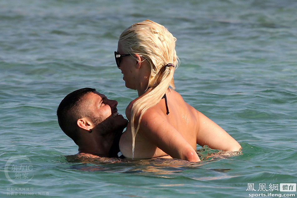 伊卡尔迪娇妻怀孕胸围暴涨 海边戏水秀性感