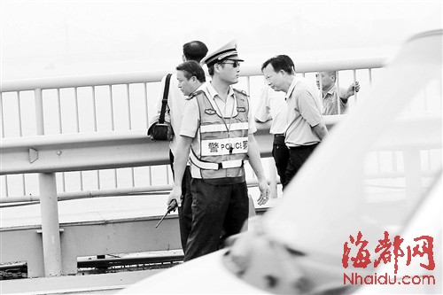 武汉一吸毒者劫持客车司机|交警|护栏_凤凰资讯