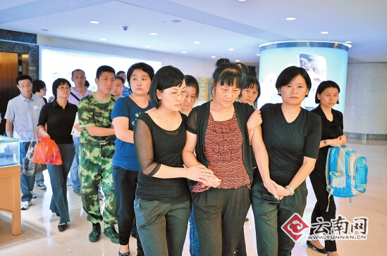 昨日,谢樵的亲人怀着悲痛抵达昆明。 记者 苏颖 摄