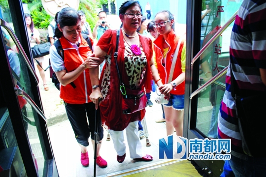 无障碍公交踏板较陡 单独出行会觉得危险|香港