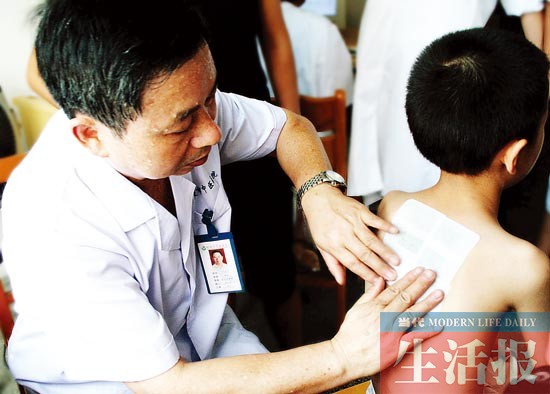 市民买三伏贴自行贴敷 提醒:非专业人员不应自