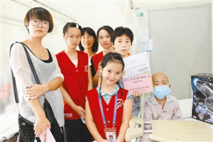 深圳学生远赴广州为地贫儿彭赛送爱心义卖款|