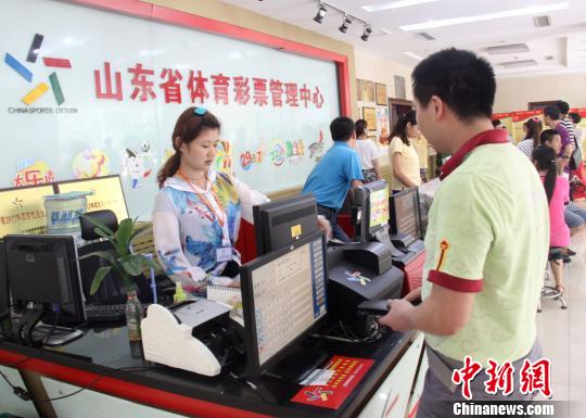 山东体彩4.97亿大奖得主现身 着红色米奇装领