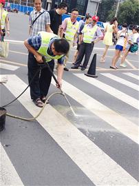 <em>巴蜀</em>笑星<em>凤姐</em>当城管专业人士支招去除城市