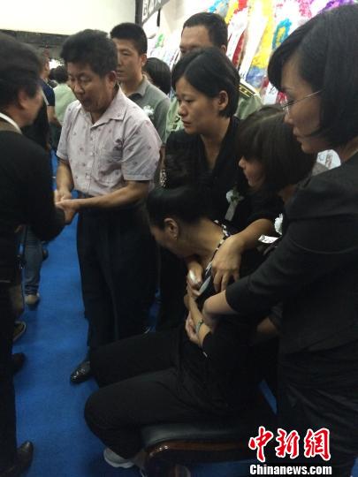 泣不成声的谢樵母亲钟孙秀余雪彬摄