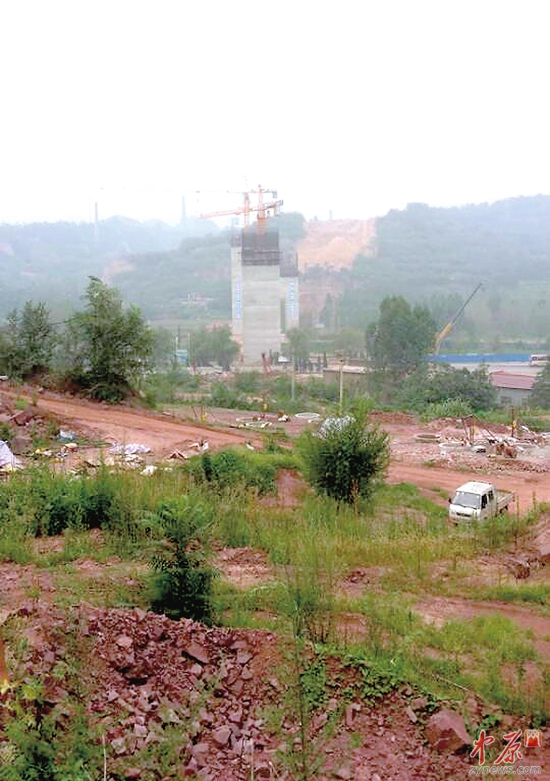 施工地附近仍有村民居住