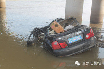 齐齐哈尔讷河出租车冲破护栏坠入水里 3人死亡