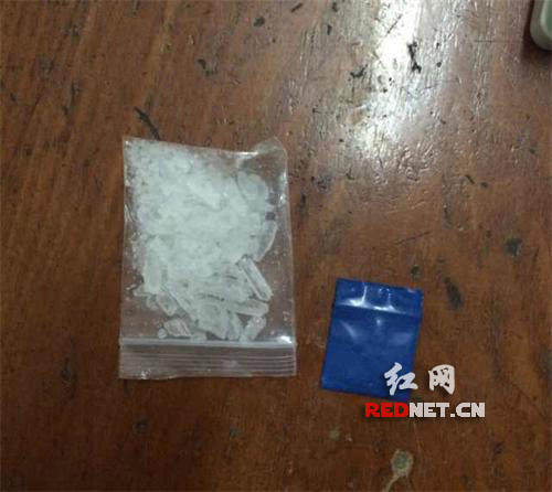 高速公路上违停吸毒 被醴潭交警逮个正着(图)|