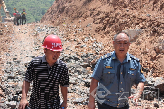 支队长马贤斌在抗震救灾保通一线指挥